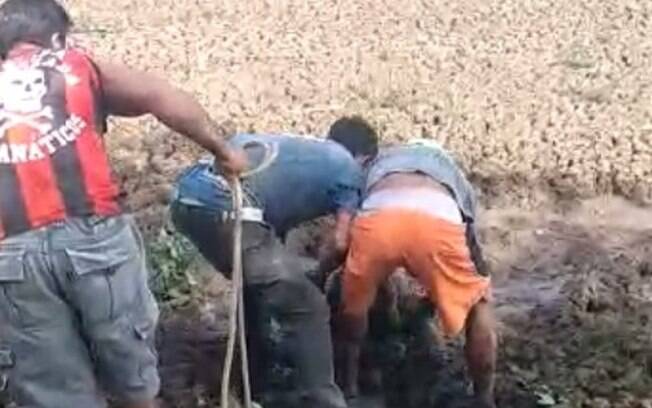 Homem foi retirado de lama com ajuda de corda