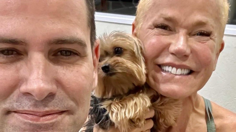 O personal trainer Marco Lui em foto com Xuxa e sua cachorrinha Doralice