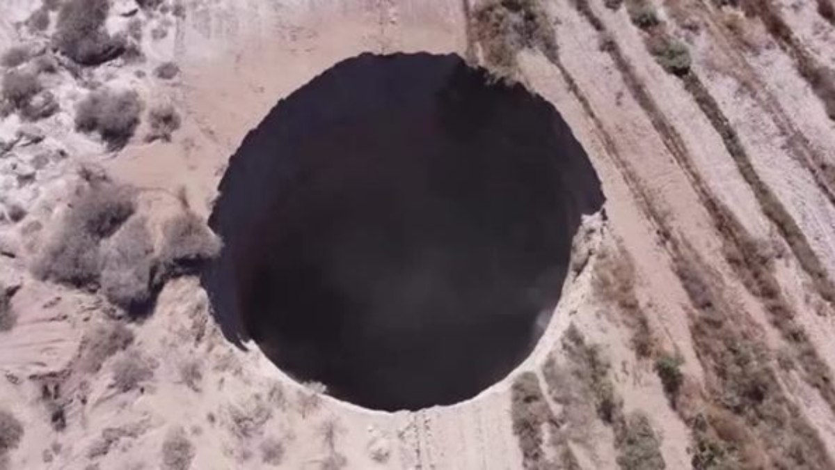 Cratera aberta no deserto do Atacama, no Chile