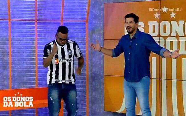 Carlos Alberto comenta programa com camisa do Atlético-MG e faz dancinha ao vivo