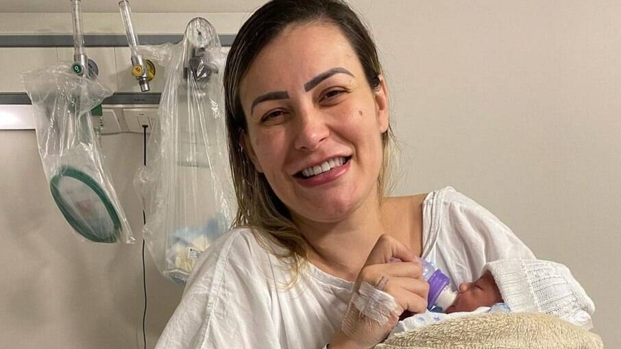 Andressa Urach desabafa sobre pós-parto