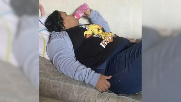 Mulher que fingiu ter 12 anos vomitava agulhas, diz mãe adotiva
