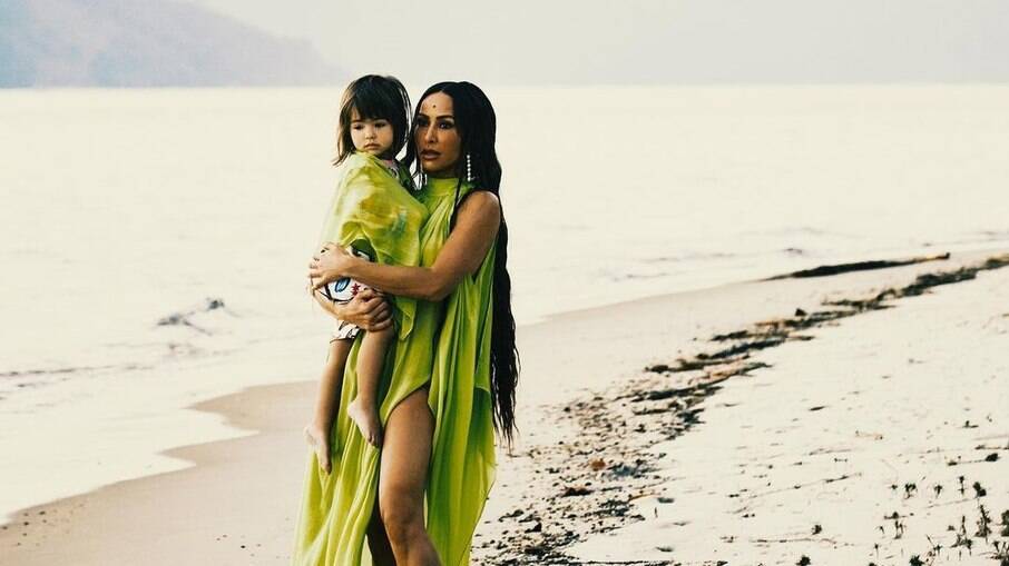 Sabrina Sato curte praia com a filha após gravações de novo reality show