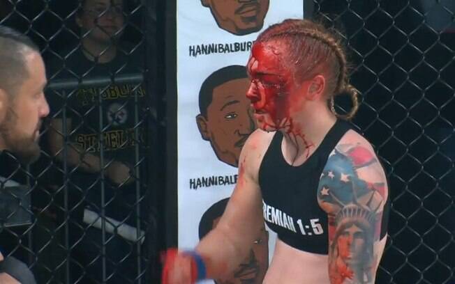 Kay Hansen ficou com o rosto todo ensanguentado durante luta de MMA contra Kal Schwartz, no Invicta FC