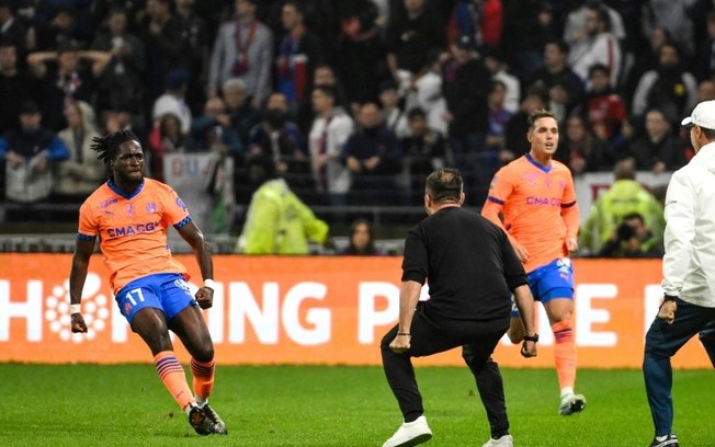 O atacante inglês do Olympique de Marselha, Jonathan Rowe (à esquerda), comemora o gol da vitória sobre o Lyon na quinta rodada da Ligue 1, em 22 de setembro de 2024, em Lyon