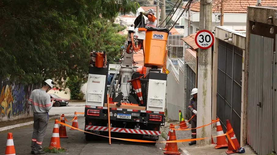 Equipe da Enel trabalha no restabelecimento de energia, em SP