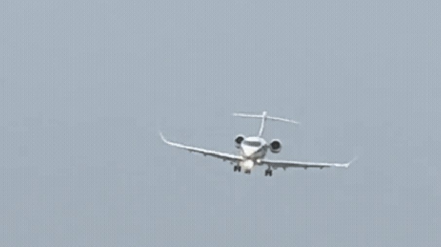 Avião realiza pouso de lado em Santa Catarina Avião realiza pouso de lado em Santa Catarina