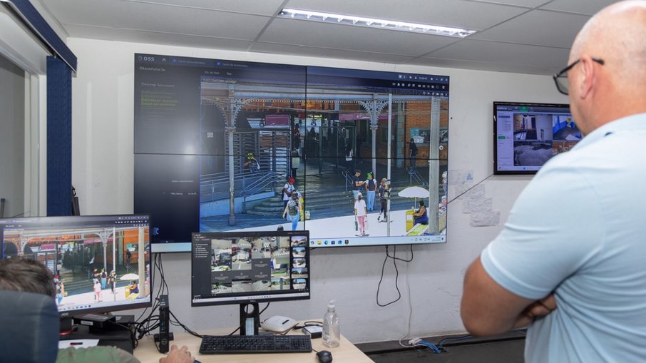Câmeras de reconhecimento facial, com auxílio do “Muralha Paulista”, ajudam a identificar procurados Câmeras de reconhecimento facial, com auxílio do “Muralha Paulista”, ajudam a identificar procurados