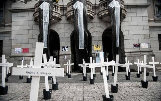 Estudantes de direito da USP instalaram 111 cruzes para lembrar o número de presos mortos pela PM no Carandiru