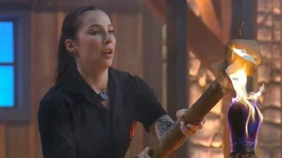 Martina jogou gelo e bebida em três participantes;