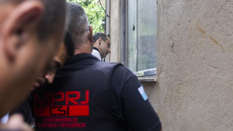 Promotores e peritos do MPRJ realizam diligência em casa onde ocorreram mortes durante operação no Morro dos Prazeres