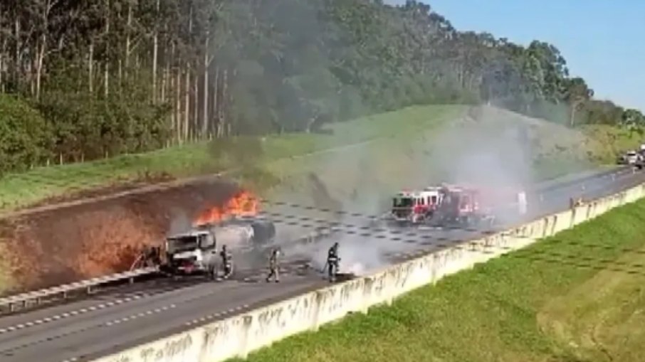 Rodovia dos Bandeirantes ficou interditada após caminhão pegar fogo