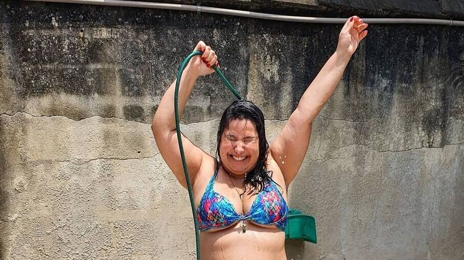 Mariana Xavier se refresca com banho de mangueira