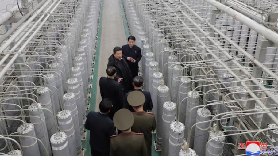 O líder norte-coreano, Kim Jong Un, visitando uma base de produção de armas nucleares no país