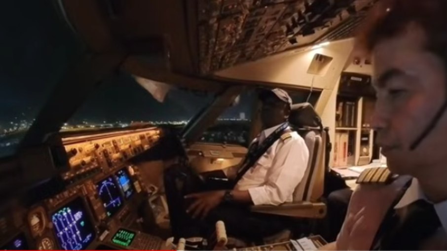 O piloto Ruud Van Pangemanan gravou diversas luzes no céu e negou serem estrelas ou aviões O piloto Ruud Van Pangemanan gravou diversas luzes no céu e negou serem estrelas ou aviões