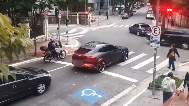 Carro%20de%20R%24%207%20mi%20de%20Neymar%20%C3%A9%20flagrado%20infringindo%20lei%20