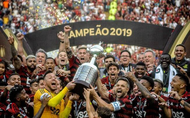 Jogadores do Flamengo levantam a taça de campeão da Libertadores 2019