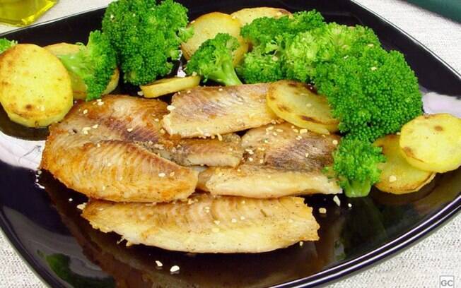 Peixe assado com batata e brócolis para um jantar rápido e nutritivo