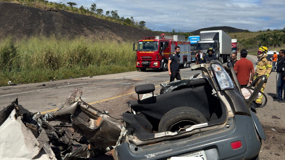 Carro parte ao meio e motorista morre em acidente na BR-116 em MG