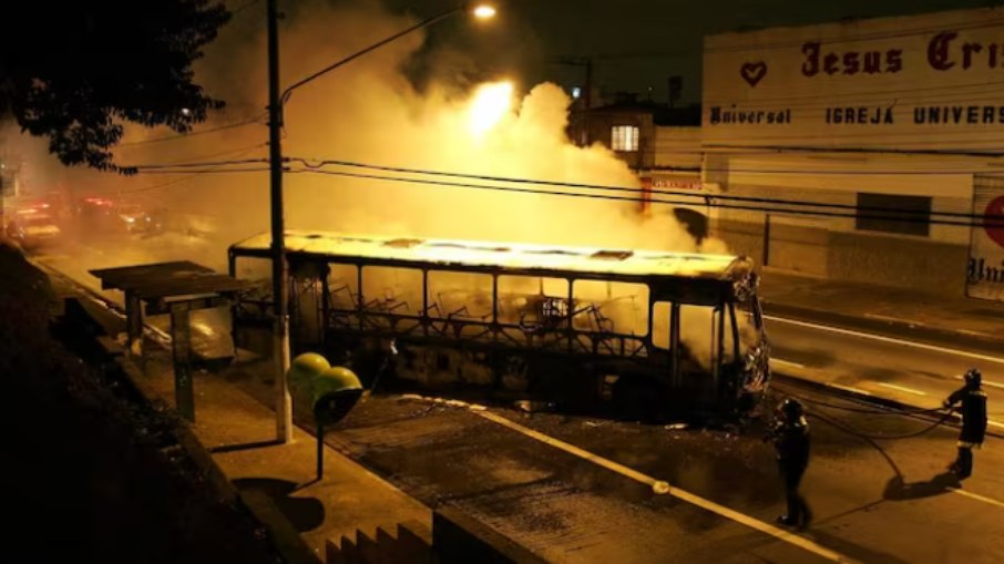 Foram dezenas de veículos incendiados Foram dezenas de veículos incendiados