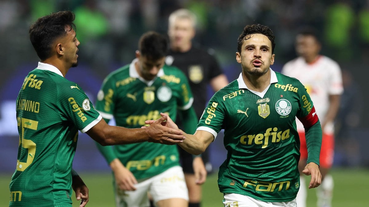 Palmeiras vence RB Bragantino e cola nos líderes do Brasileirão