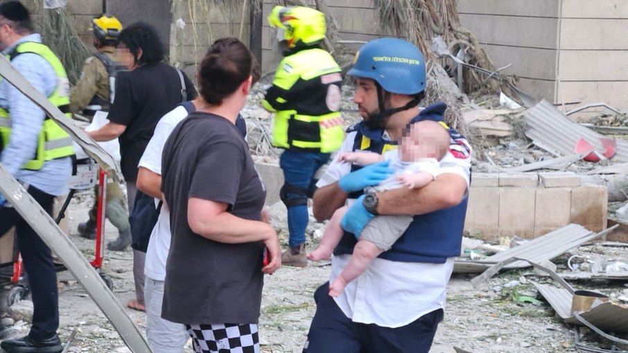 Ataque de mísseis iranianos deixa 3 mortos e feridos em Israel