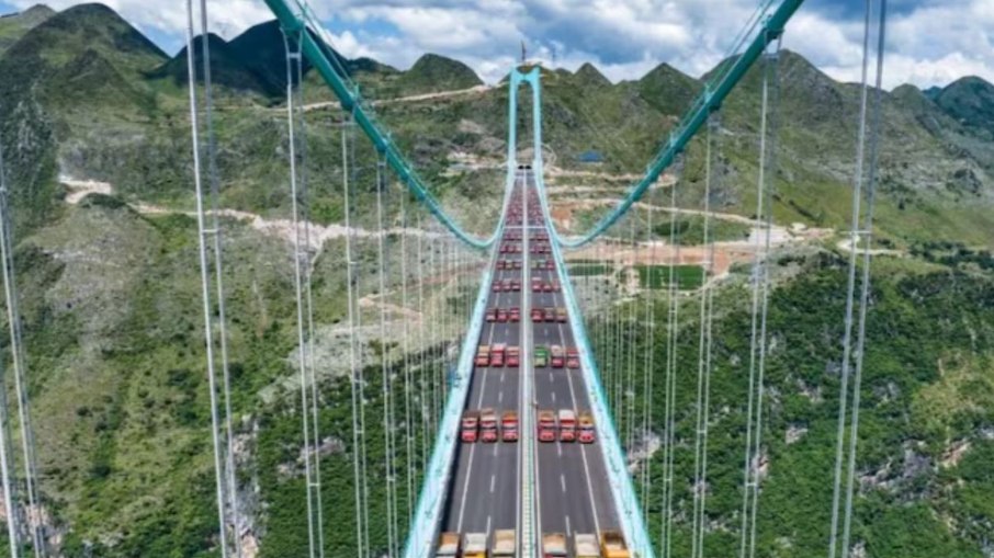 Quase 100 caminhões com 3,3 mil toneladas testaram a estrutura