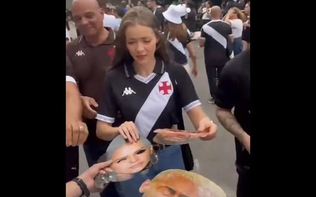 Torcida do Vasco distribuiu máscaras de Bruna Marquezine para provocar Neymar