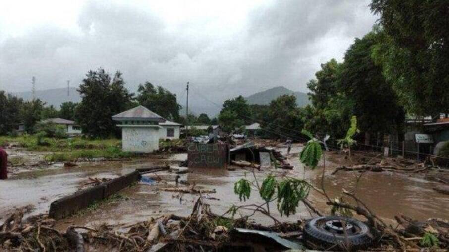 Segundo a mídia local, mais de 100 pessoas já morreram após a passagem do ciclone tropical