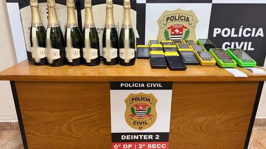 Durante a fiscalização, foram encontrados caça-níqueis em três estabelecimentos. A polícia também apreendeu bebidas com sinais de falsificação e 17 máquinas de cartão que podem ter sido usadas em crimes