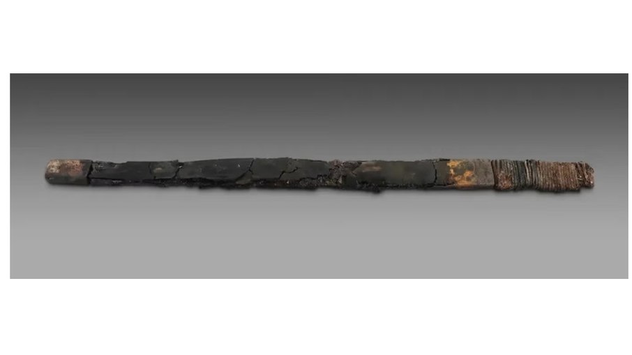 Espada de ferro descoberta na tumba