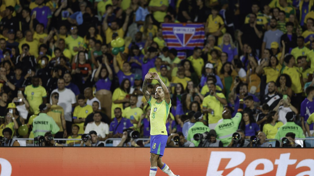 Bruno Guimarães atuou em todas as partidas sob o comando de Ancelotti