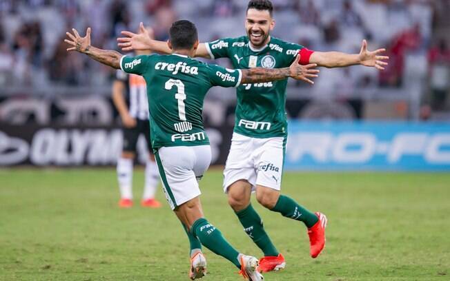 Jogadores do Palmeiras comemoram gol na partida contra o Galo, que não teve transmissão nenhuma na TV