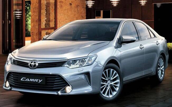 O sedã Toyota Camry é tão caro e emplaca tão pouco que não justifica a vinda da nova geração