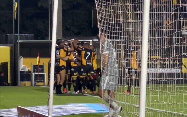 Jogadores do Novorizontino celebram o gol de Ceasar Martins sobre o CRB, pela Série B