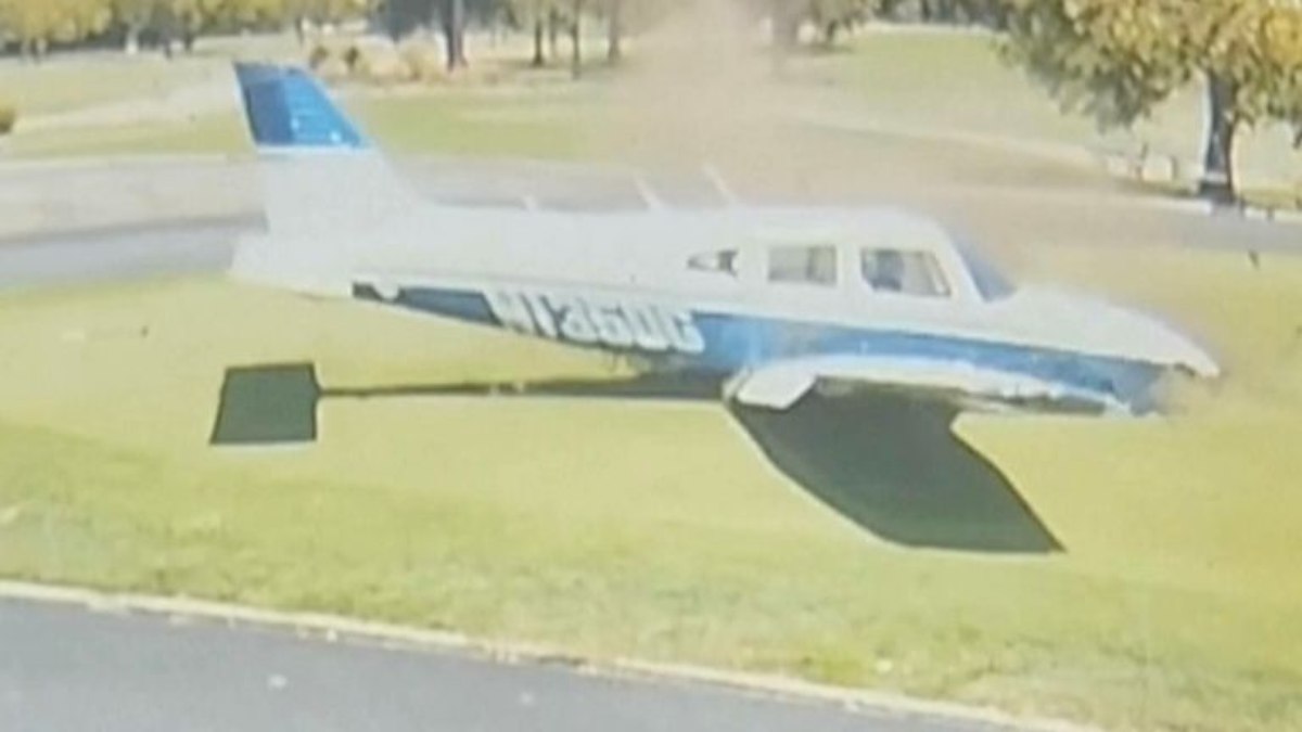 Avião cai em campo de golfe