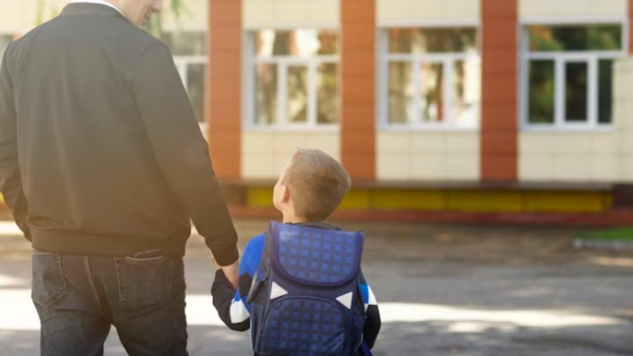 Como os pais podem ajudar os filhos na readaptação de volta às aulas