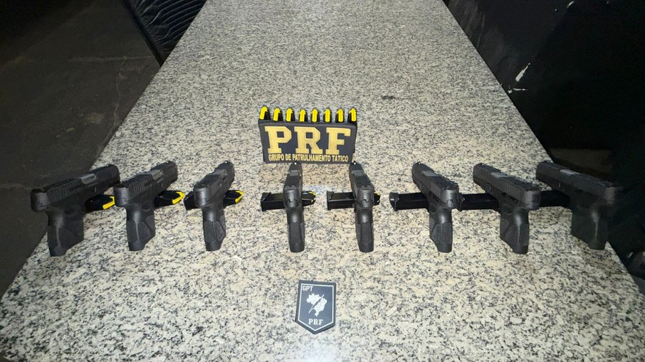 Armas apreendidas com uma passageira de ônibus Armas apreendidas com uma passageira de ônibus