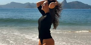 Paolla Oliveira exibe curvas em clique na praia: "Belíssima"