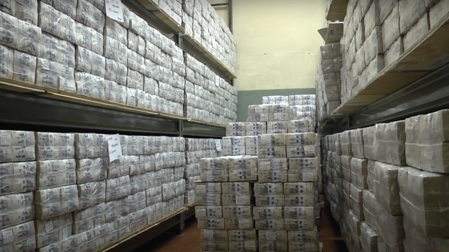 Argentina estuda queimar cédulas para conter excesso de papel Argentina estuda queimar cédulas para conter excesso de papel
