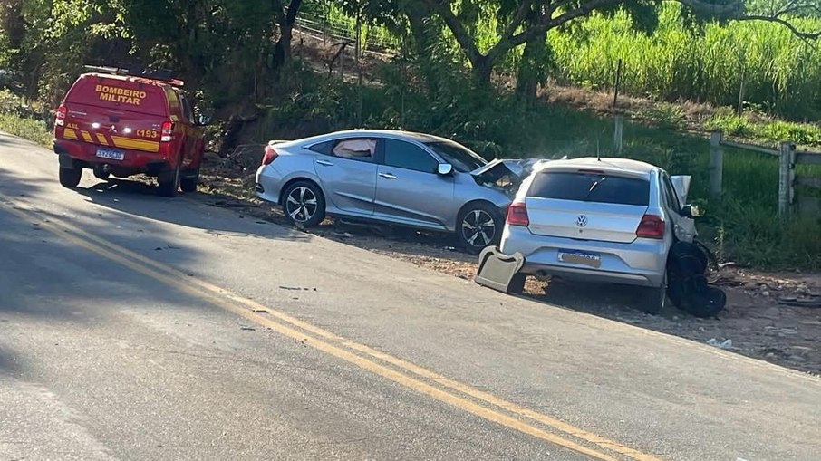 Colisão frontal entre dois carros ocorreu na MG-252, em Perdigão Colisão frontal entre dois carros ocorreu na MG-252, em Perdigão