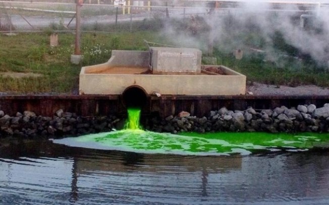 O que é a gosma fluorescente verde saindo dos esgotos de Nova York?
