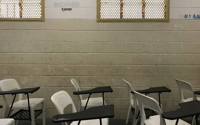 Salas de aula da unidade São Paulo, na Vila Maria, têm cadeiras de plástico improvisadas