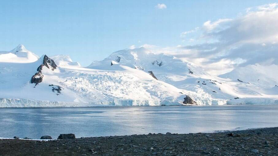 A Antártida é o continente mais gelado do planeta, com temperaturas próximas a -50°C