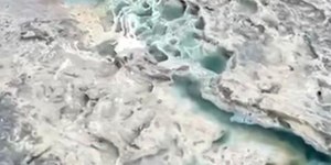Líquido azul e amarelo aparece em praia de Salvador