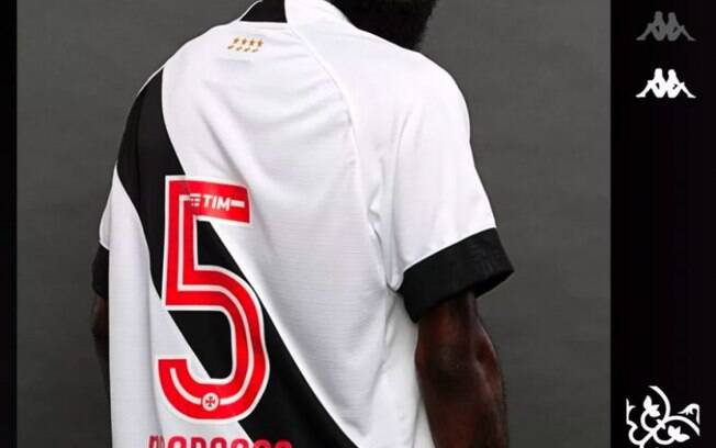 Vasco apresenta novo uniforme branco com faixa diagonal nas costas