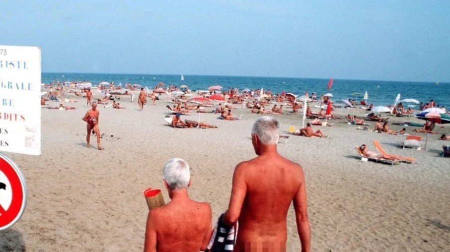 Prática de swing ao ar livre causa polêmica em praia de nudismo Prática de swing ao ar livre causa polêmica em praia de nudismo