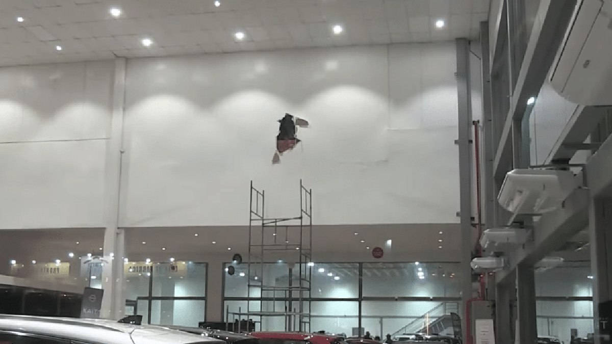Durante o desentendimento, o homem mais jovem foi empurrado contra uma parede de drywall. A estrutura cedeu com o impacto, e ele atravessou a parede antes de cair Durante o desentendimento, o homem mais jovem foi empurrado contra uma parede de drywall. A estrutura cedeu com o impacto, e ele atravessou a parede antes de cair