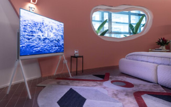 Tintas Coral une arquitetura e tecnologia durante a CASACOR São Paulo, com destaque para a TV LG OLED Objet Collection, Posé