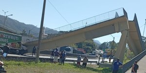 Duas pessoas morrem após passarela desabar na Fernão Dias